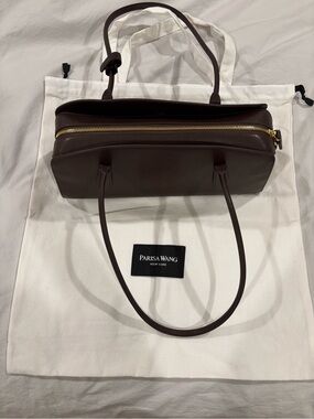 Parisa Wang (Gabrielle East-West Shoulder Bag )
Brown Leather Zip-Top Tote